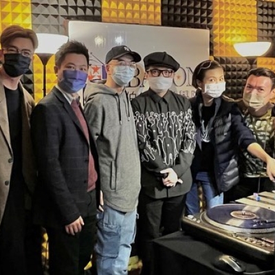 香港電台MadeInHongKong主持人向DJ Galaxy學捽碟 香港電台MadeInHongKong主持人向DJ Galaxy學捽碟
